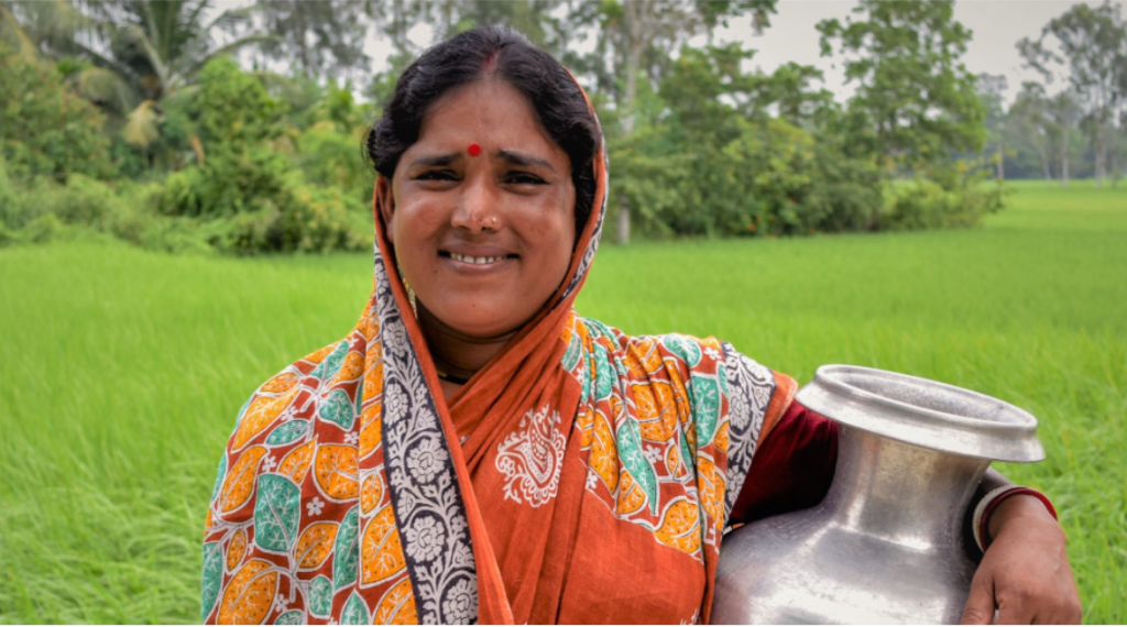 A mother of two in the village of Banashyam Nagar carries a large urn to fill with water for her home.